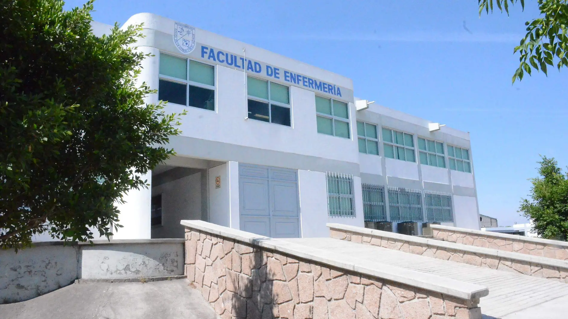 Atienden en horarios matutinos en la facultad de Enfermería.  Foto Luis Luévanos.